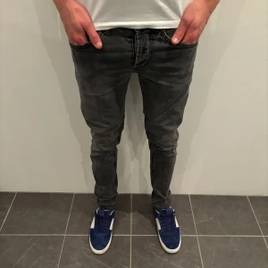Dondup Jeans George  - Dondup Jeans George! Trendigaste jeansen på marknaden.  Skick= 8/10 Ny pris= 4000 kr Säljs för= 800 Populär färg . Pris går att diskuteras