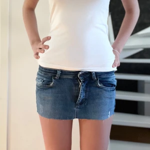 Blå jeanskjol från Only - Säljer en klassisk blå jeanskjol från Only. Säljer denna för jag har blivit för lång och den är också för liten. Men har varit min favorit kjol.🥰