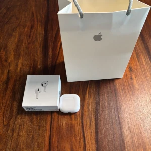 Trådlösa hörlurar  - Hej säljer dessa för att dem inte går till användning fick dem som present.