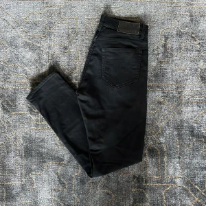 Tiger of Sweden jeans  - Säljer dessa snygga tiger of sweden jeans, perfekta till sommarn. Jag säljer dem för endast 199kr. Skicket är väldigt bra utan några defekter (9/10) och är i storlek 28/32. Om ni har några frågor så är det bara att höra av sig!!  