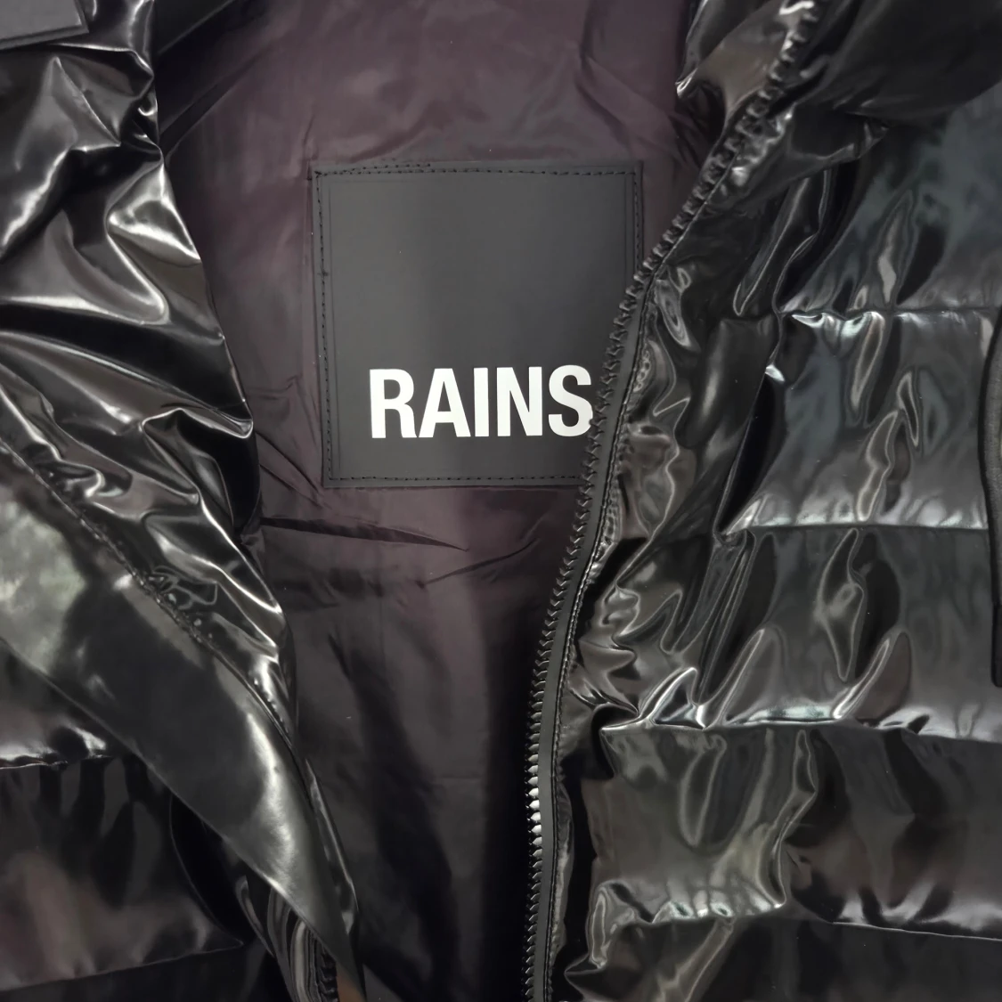 Svart pufferjacka från RAINS - 2