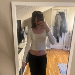 Vit ribbad croppad långärmad topp - Säljer en vit croppad topp med lång ärm och rundad ringning. Toppen är ribbad och sitter tight. Fint till kjol! Även jeans. 