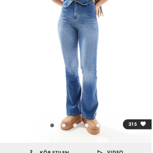 Blå bootcut jeans med hög midja - Snygga blå jeans med bootcut passform och hög midja. Storlek M/ 38. Helt ny med prislapp på. Köpta på asos. 