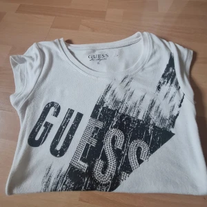 Guess vintage  - Söt vintage tröja från GUESS med små rhinestones på bokstäverna, flera har låstnat men de är inget som märks! Lånad bild från tidigare säljare 💞