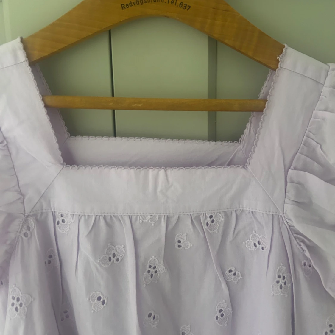 Ljuslila blus med volangärmar - 2