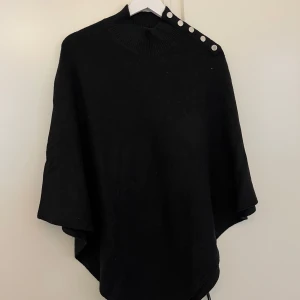 Poncho  - Storlek: onesize Märke: Lindex Skick: Bra skick Vid köp av mer än en grej får du paketpris eller köp 3 betala för 2 💖🤝🏽