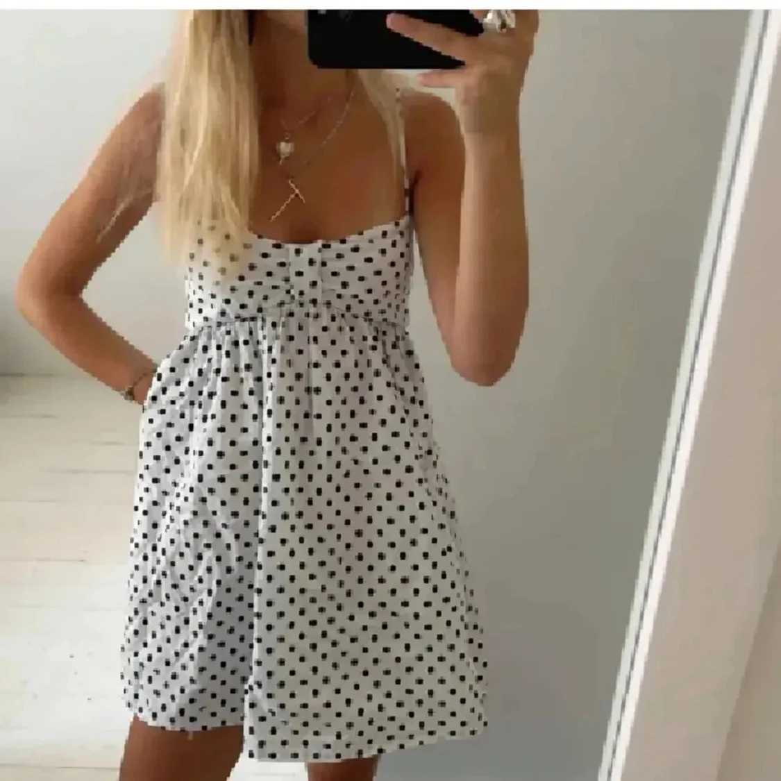 Prickig klänning  - 1