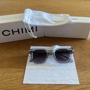  CHIMI 04 grey  - Tjena säljer ett par snygga solglasögon från CHIMI, använda ett fåtal gånger. Det ingår originalfodral, förvaringspåse och putsduk. Det finns en lite smutsfläck på förvaringspåsen (se bild 4)    Priset är inte hugget i sten, vid snabb affär kan priset diskuteras.  Perfekt accessoar för soliga dagar som ger en stilren look. Hör av er vid funderingar.