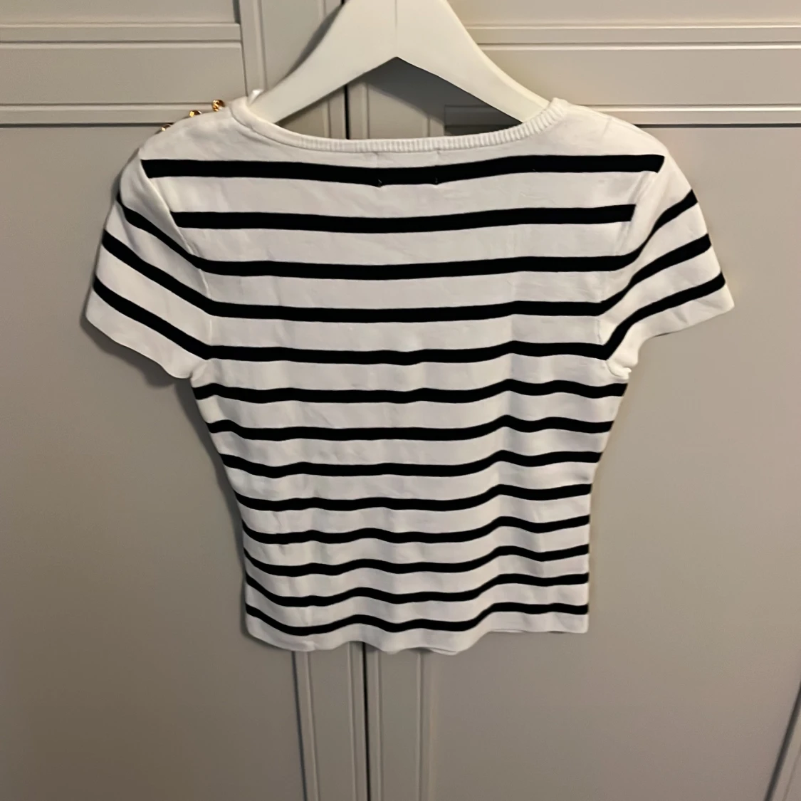 Randig topp med knappar på axeln - 1