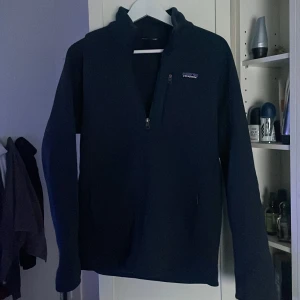 Patagonia - Patagonia jacka i riktigt bra skicka knappast använd inga slitage osv, hör av dig om du har några funderingar, svarar fort 