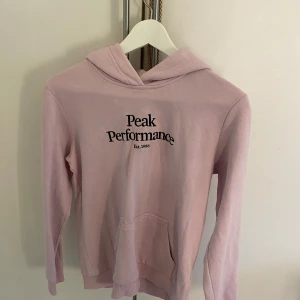 Peak performance hoodie - Säljer denna hoodie då den inte passar längre. Jag tycker att färgen gör sig mest rättvis på sista bilden. 🫶🏻Om du är intresserad utav flera grejer i min profil så skriv till mig så kan jag göra en annons med det du önskar. Det blir billigare än bundle då köparavgiften inte blir lika hög. 