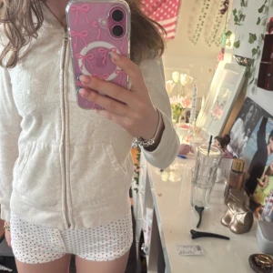 Ljusgrå hoodie med dragkedja från GAP - Beige zip up hoodie från GAP. Den är i storlek 12 år, men skulle säga att den passar XXS-XS. Har dragkedja och huva. Stor broderad GAP-logga framtill i vitt. Mjuk insida och två fickor framtill. Perfekt för en avslappnad stil. ALLTID 10% RABATT NÄR DU KÖPER 2 PLAGG ELLER FLER💗🫶!!!