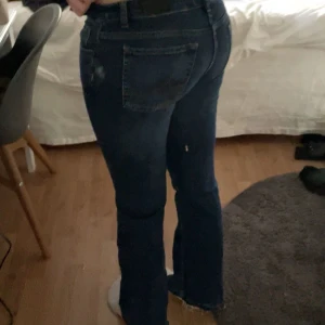 Blå bootcut jeans från LTB Roxy - Säljer ett par blå jeans från LTB, modell Roxy, med bootcut och lowwaist. Det är aldrig använda. Detta på grund av att de är förkorta, referens är 171cm☺️