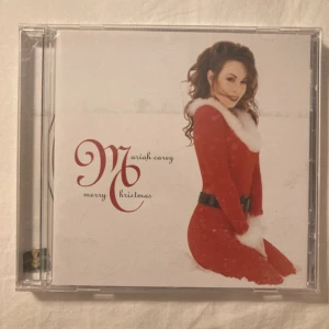 Mariah Carey - Merry Christmas - Säljer CD-skivan 'Merry Christmas' av Mariah Carey. Både skivan och förpackningen är smått repiga.