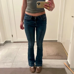 Blå bootcut jeans  - Så snygga och unika blåa jeans😇😇