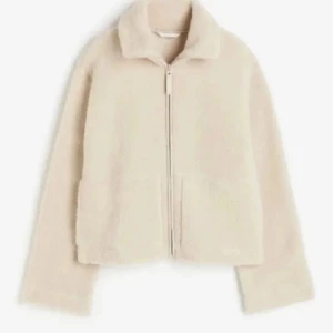 Beige teddyjacka med dragkedja - Mysig beige Teddy jacka från hm storlek S passar mig som är 160🌸