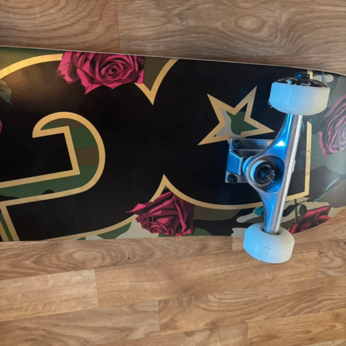 Skateboard med DC-motiv och rosor! - 2