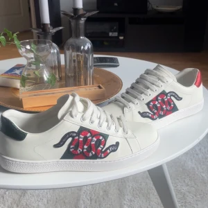 Gucci ace snake - Säljer nu mina Gucci ace eftersom dom är för små, dom är storlek 42-43. Väldigt fint skick, box och kort medföljer. Kontakta mig vid minsta fundering😁