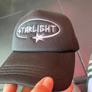 Starlight keps - Tjena! Säljer en keps som är köpt från wonderbois märke och är limited edition ställ frågor om ni undrar något! 