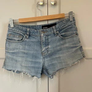 Blåa jeansshorts i storlek 34💕 - Shortsen är jättefina på och jättesnygga till sommaren men är tyvärr för små för mig som är 171 cm. Skriv för fler frågor och är öppen för att diskutera pris❣️