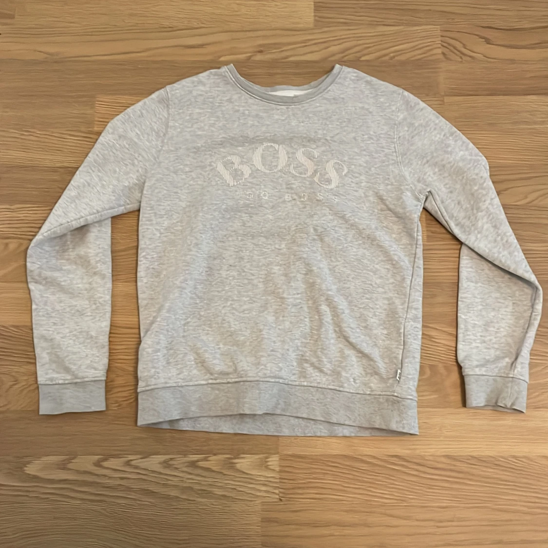 Ljusgrå sweatshirt från BOSS
