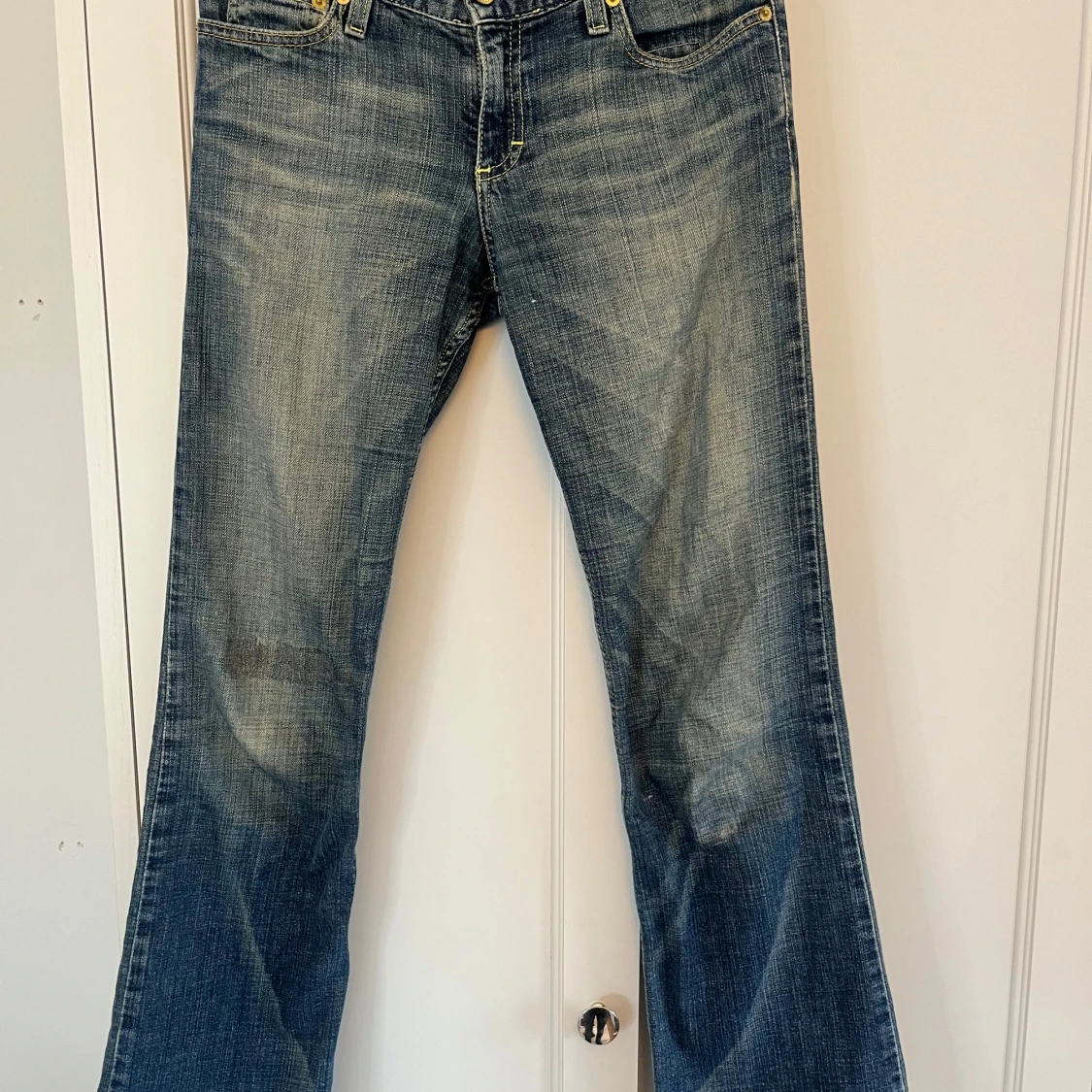 Jättesnygga blåa low waist bootcut jeans🌸