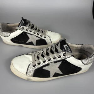 Golden goose - Golden goose superstar i en riktigt snygg colorway och bra skick! Storlek 42-43. Hör av er vid frågor! 