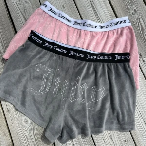 Juicy Couture shorts i rosa och grått - Två nya par mjuka shorts från Juicy Couture, ena har juicy trycket i glitter på baksidan. 200kr/st✨