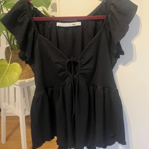 Svart blus med volangärm och knytning💕 - Jättesöt topp med volangärmar och knytning framtill från lager 157!💕💕strl S