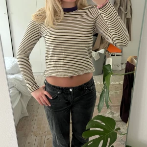 Randig tröja - Så fin randig långärmad tröja från vis med lila mudd där uppe!!