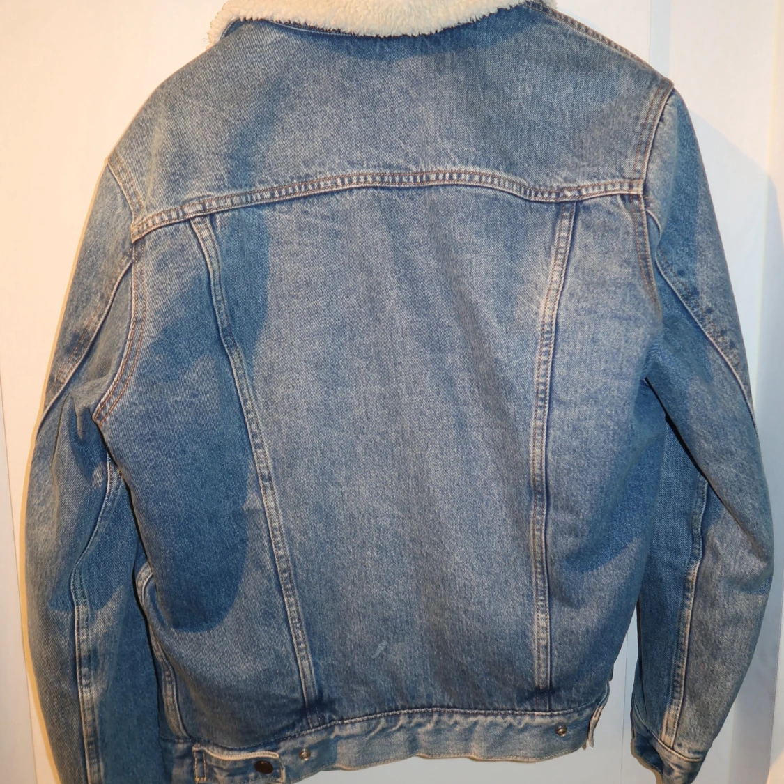 Blå jeansjacka med teddyfoder från Levi's - 2