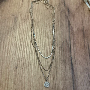 Guldhalsband i 3, med silverpärlor - Jättefint guldhalsband med 3 stycken, med silverpärlor🤍 helt nytt