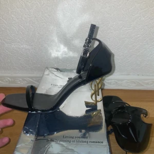 Svarta sandaler med YSL-klack - Säljer mina ysl klackar pga att jag inte använder de så mycket. Använda 1-2gånger för bilder men inte mer. Skriv gärna om ni har några frågor.