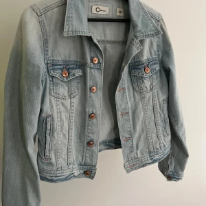 Ljus blå jeans jacka💞 - Ljus blå jeans jacka, i storlek 38(m) Säljer för 140kr💞