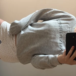 Grå college tröja  - Helt vanlig college tröja från lager 157! Super skön och väldigt enkel.