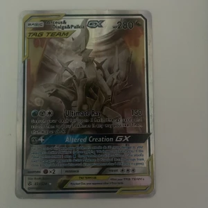 Pokémonkort Arceus & Dialga & Palkia GX TAG TEAM - Säljer ett Pokémonkort med Arceus, Dialga och Palkia GX TAG TEAM. Kortet har en holografisk yta och visar de tre legendariska Pokémon tillsammans. Kom med bud.