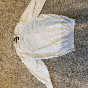 Ljusgrå sweatshirt från Boss  - Billigare vid köp av flera 