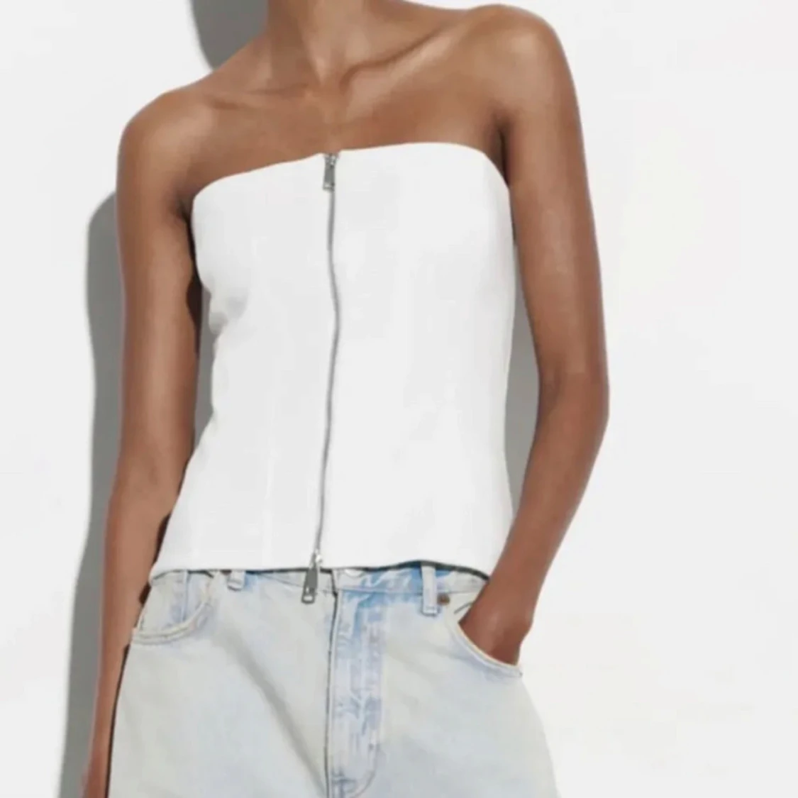 Vit tubtopp med dragkedja framtill