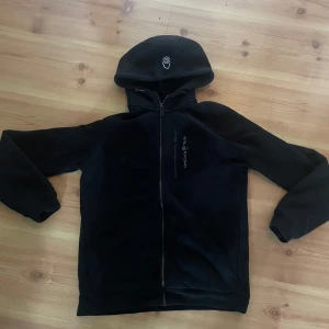 Sail racing Hoodie - Tja, säljer min knappt använda Sail Racing hoodie då jag är intresserad i annat, den är i perfekt skick och är perfekt för dig som letar efter en ny Hoodie med bra kvalitet, hör gärna av er vid intresse!