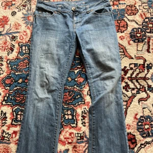 Blå jeansbyxor från Guess - Säljer ett par klassiska blå jeans från Guess med raka ben och normal passform. Perfekta för en avslappnad stil. Oanvända 💓