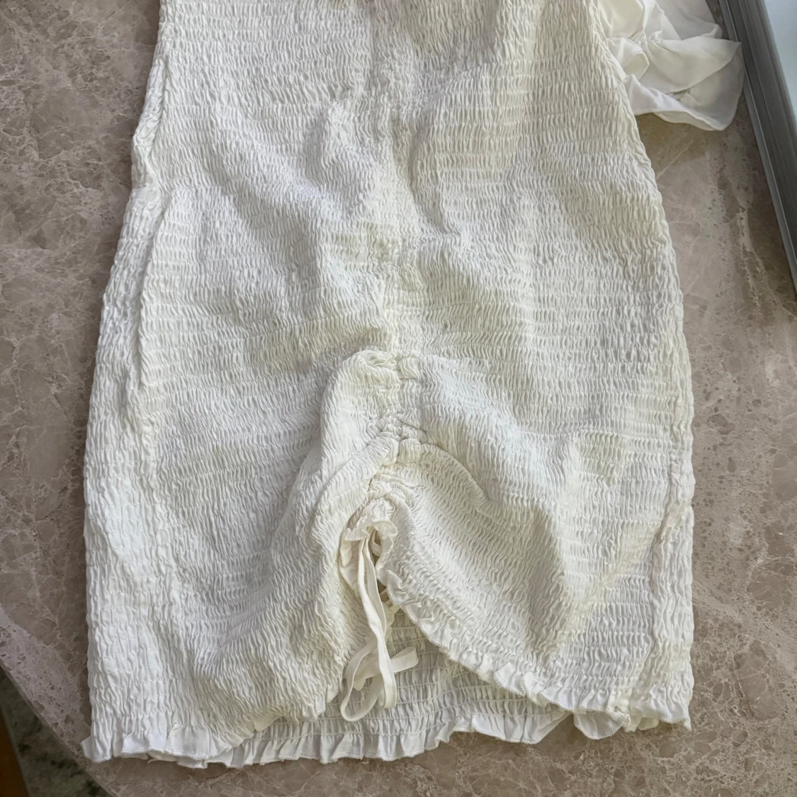 Vit kortklänning med puffärmar - 1