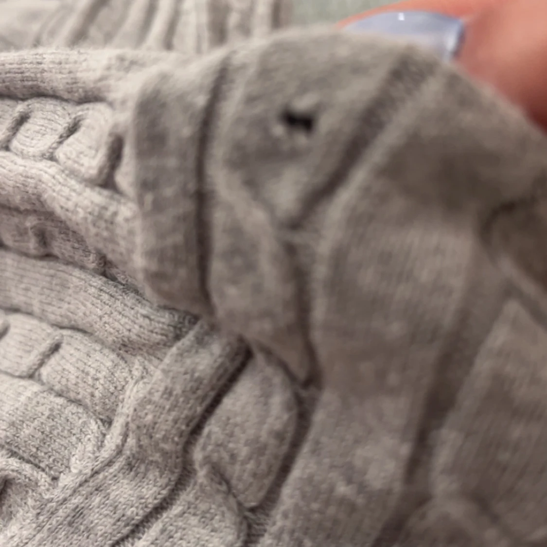 Ljusgrå kabelstickad tröja från Hampton Republic - 3