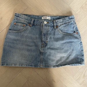 Jeanskjol - Mini jeanskjol från Pull & Bear i storlek 38, köpt på Plick . Säljer pga förliten för mig. Kontakta för frågor! 