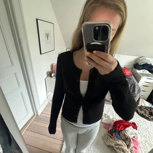 Svart kofta med knappar - Svart stickad kofta! Jätte gullig från Gina tricot! Skriv vid frågor❤️