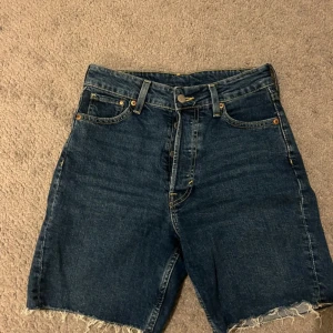 Mörkblå jeansshorts från Agolde - Säljer ett par mörkblå jeansshorts från h&m. Lite längre modell✨Navönds några gånger men inga skavanker