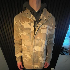 Zadig & Voltaire fieldjacket  - Hej säljer nu denna tvär snygga Zaldig & Voltaire fieldjacketen som är i storlek small men passar medium. Modellen på bilden är 180. Skick 10/10 då den aldrig är använd och alla lappar sitter kvar. Kom dm för mer frågor 🙌