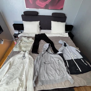 Märkeskläder Bundle 1 - Säljer allt på bilden som en bundle, allt varierar mellan S/M, kan köpas seperat om de behövs men helst inte. 