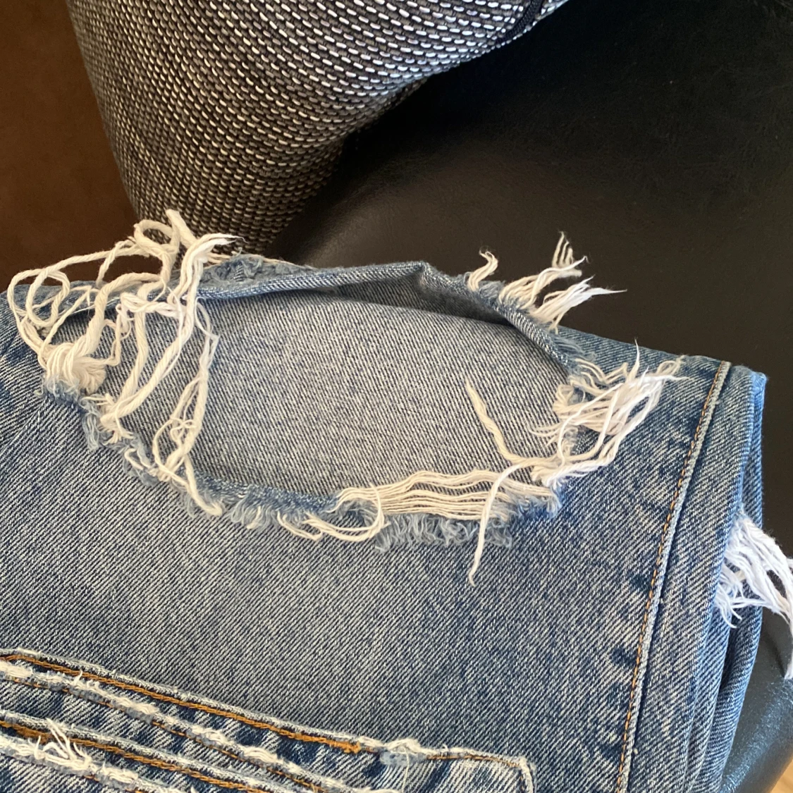 Blå jeans med hål på knäna - 4