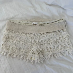 Spetsshorts  - Jätte snygga lågmidjade spetshorts som tyvärr är för stora för mig. Dom är cremevita/beige 