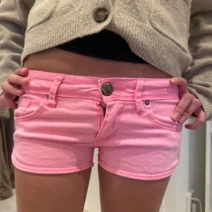 Jeansshorts - Ett par rosa jeansshorts från telly wejl. De är låga i midjan och perfekta till sommarn! Lite små i storleken, de sitter som 32. Pris kan diskuteras 💗